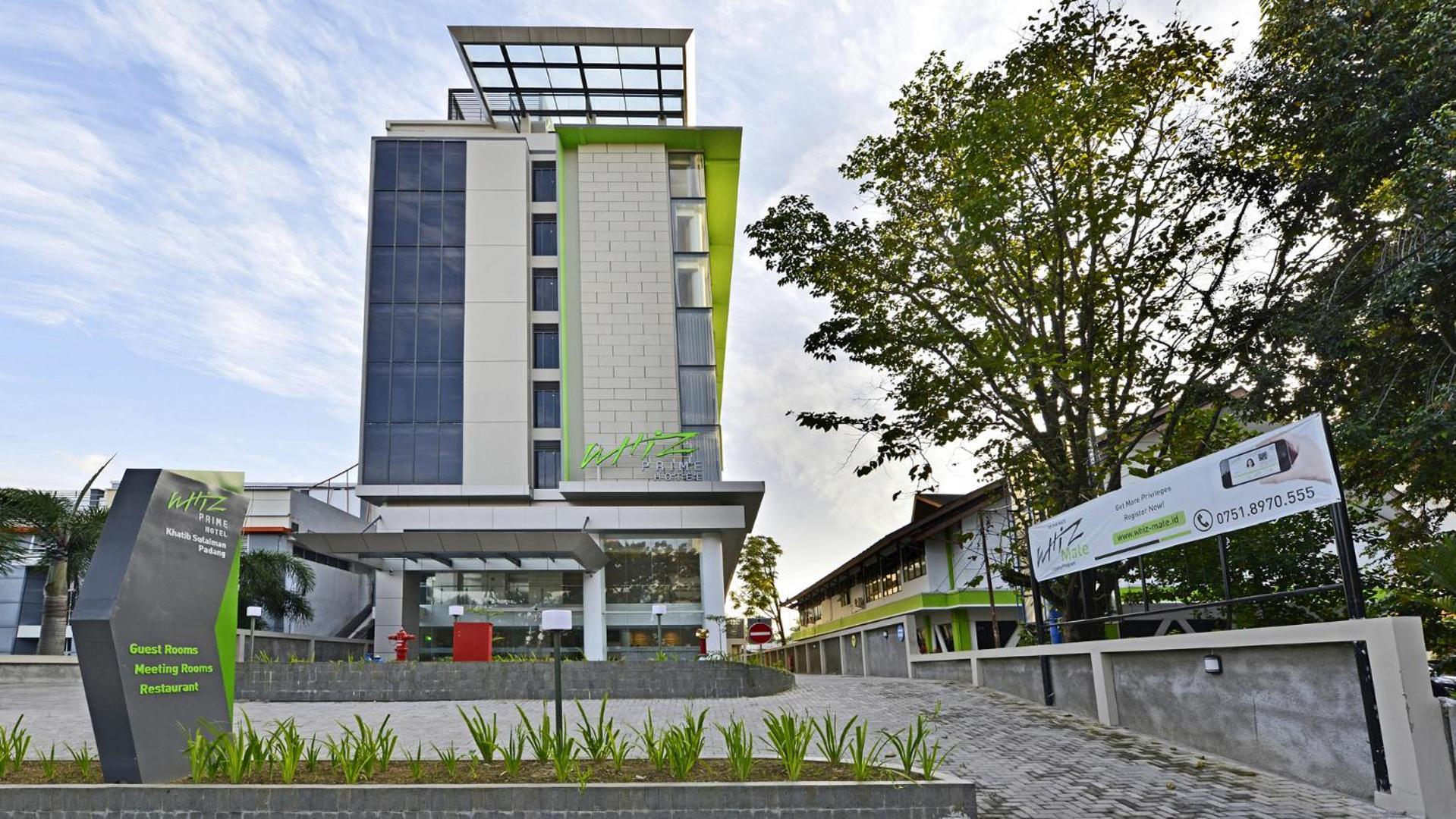 Whiz Prime Hotel Khatib Sulaiman Padang Exterior foto
