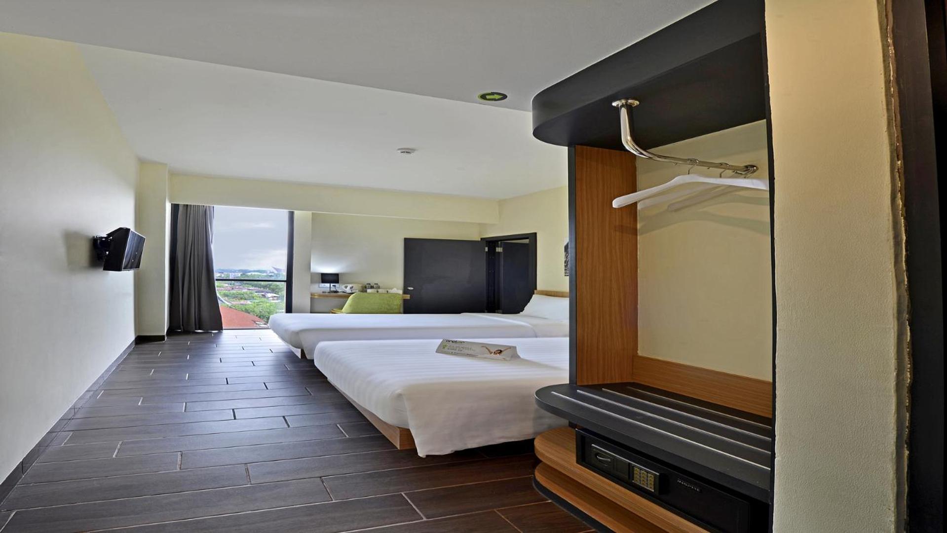 Whiz Prime Hotel Khatib Sulaiman Padang Exterior foto