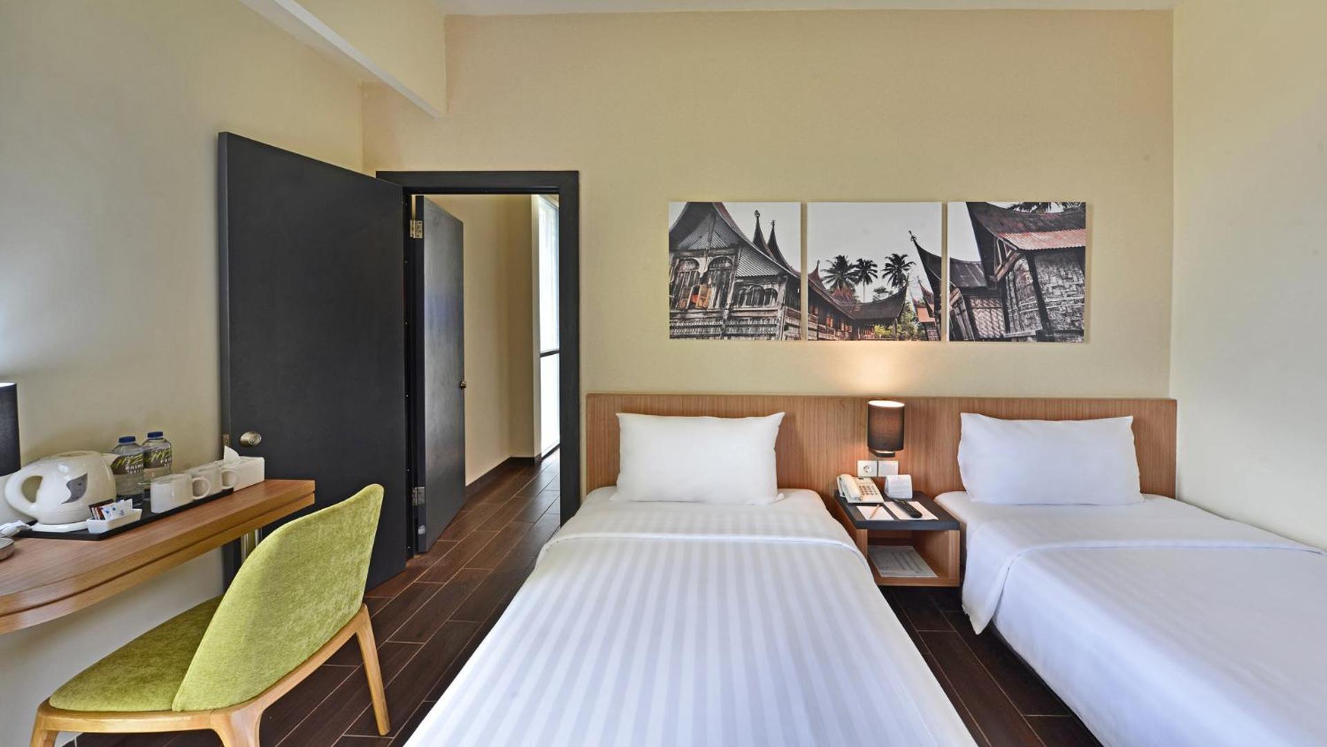 Whiz Prime Hotel Khatib Sulaiman Padang Exterior foto